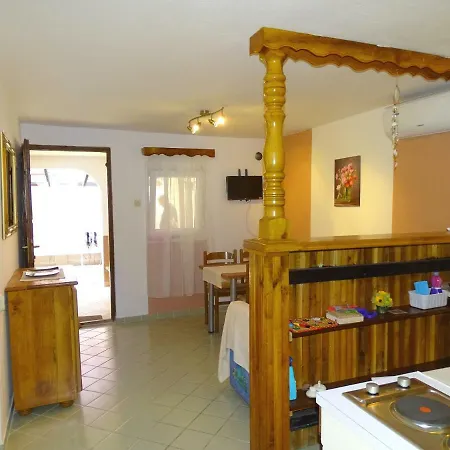 Jelena, 50 Mt From The Beach, Appartement *