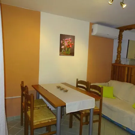 Jelena, 50 Mt From The Beach, Apartamento *